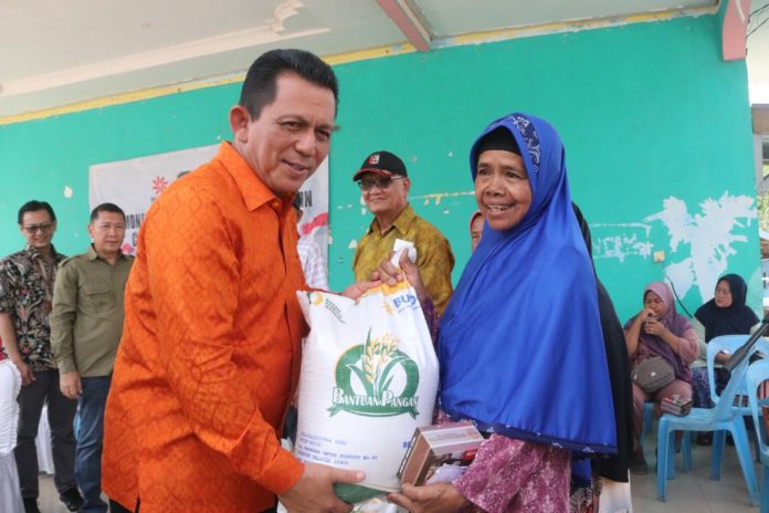 Gubernur Kepulauan Riau Ansar Ahmad menyerahkan secara simbolis bantuan pangan Cadangan Beras Pemerintah (CPP) tahap II untuk Kota Batam di Fasum Batu Besar, Nongsa, Sabtu (14/10).