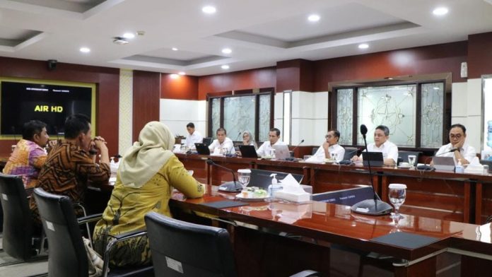 Gubernur Kepulauan Riau Ansar Ahmad melakukan audiensi dengan Direktur Jenderal (Dirjen) Perimbangan Keuangan Kementerian Keuangan Luky Alfirman di Gedung Radius Prawiro Jakarta, Senin (16/10).