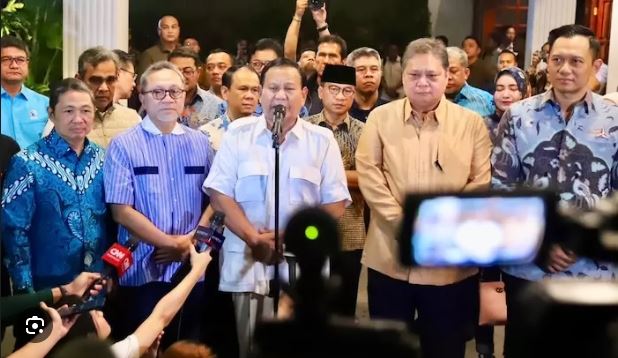 Bakal calon presiden (capres) dari Koalisi Indonesia Maju (KIM) Prabowo Subianto telah resmi mengumumkan Gibran Rakabuming Raka sebagai bakal calon wakil presiden (cawapres)