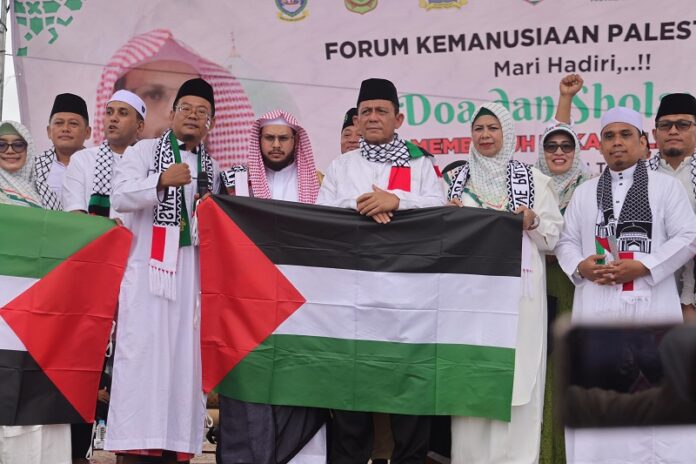 Gubernur Kepri Ansar Ahmad hadir dalam aksi damai berdoa dan bersalawat untuk Palestina di Pelataran Tugu Sirih, Tanjungpinang, Minggu (19/11/2023). Foto: Diskominfo Kepri