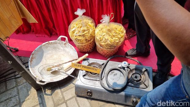 Wajan dan kompor gas menjadi salah satu barang bukti kasus produksi dan peredaran narkoba dengan modus keripik pisang dan happy water di Banguntapan, Bantul, Jumat (3/11/2023). Foto: Pradito Rida Pertana/detikJogja