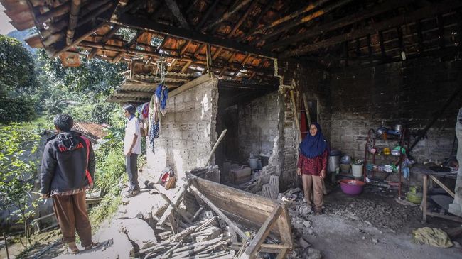 Sebanyak 463 warga Kabupaten Bogor masih memilih untuk mengungsi pascagempa magnitudo 4,6 di Sukabumi yang mengguncang pada Kamis (14/12) lalu.