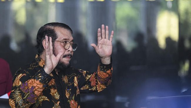 Sejumlah hakim MK lainnya hadir saat pelantikan Ridwan Mansyur di Istana, seperti Ketua MK Suhartoyo, Wakil Ketua MK Saldi Isra dan hakim konstitusi lain.