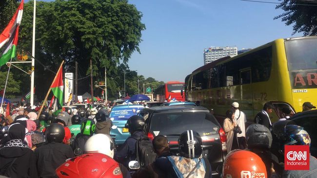 Arus lalu lintas di sekitar Tugu Tani, Jakarta Pusat, macet parah pada Minggu (17/12) pagi karena aksi demo di depan Kedubes AS.