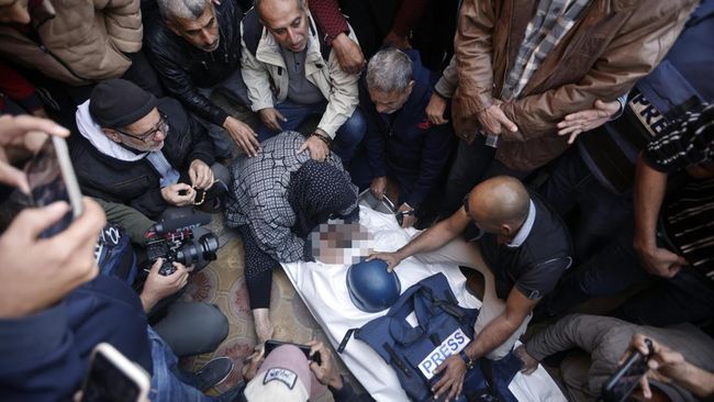 FOTO: Pemakaman Kameraman Al Jazeera yang Tewas Kena Bom Israel