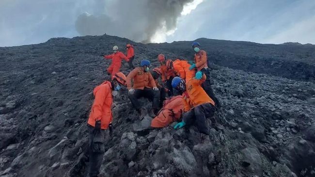 Kantor SAR Kota Padang mencatat 75 pendaki yang berada di Gunung Marapi, Sumatera Barat saat erupsi sudah dievakuasi. Polisi menyelidiki dugaan pelanggaran