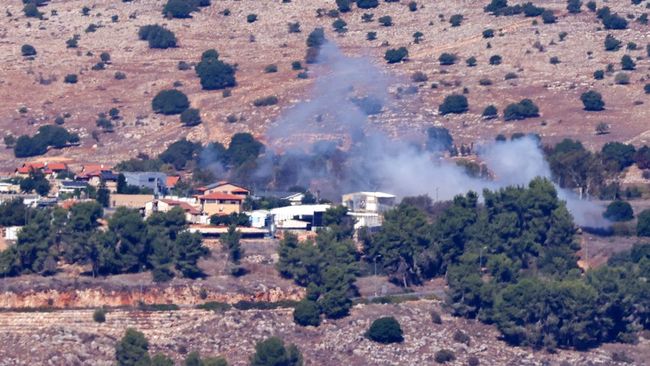 Kelompok milisi Hizbullah Lebanon menyerang tiga pos militer Israel di dekat perbatasan kedua negara pada Kamis (7/12).