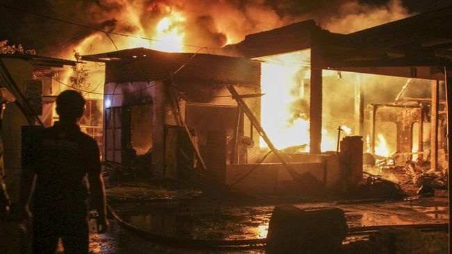 Seorang pria berinisial RH (50) nekat membakar rumah di Kalideres, Jakarta Barat, saat hendak digugat cerai oleh istrinya.