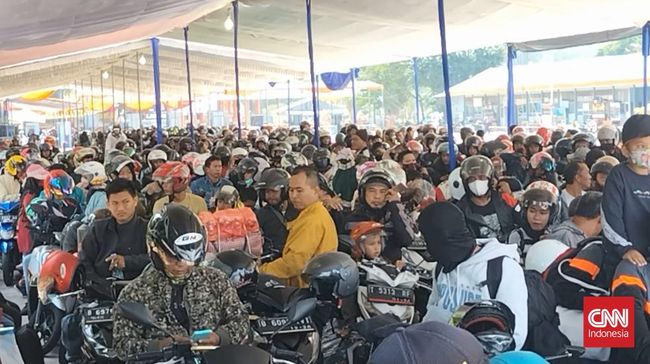 Ribuan penumpang yang berjalan kaki memadati Pelabuhan Bakauheni pada Minggu (24/12) siang menjelang sore. Mereka akan menuju Pelabuhan Merak, Banten.