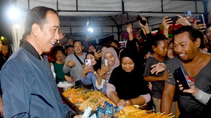 Intip Keseruan Jokowi Borong Corndog di Malam Tahun Baru 2024