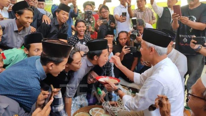 Momen Ganjar Bergantian Menyuapi Para Santri di Ponpes Bantul