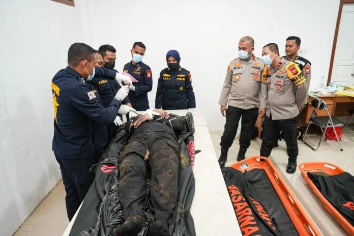 Tim DVI Polda Malut Indentifikasi Korban Helikopter Jatuh