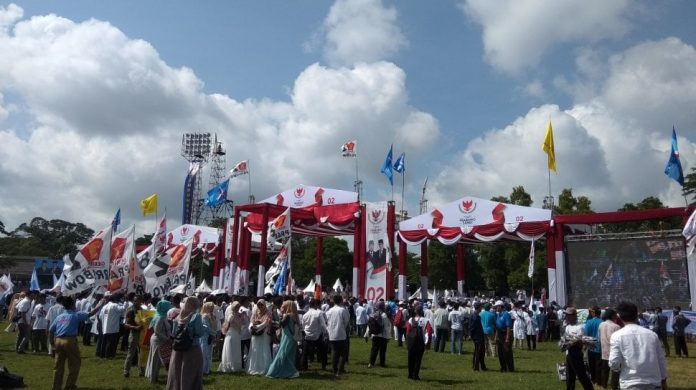 Viral Warga Ikut Kampanye Prabowo-Gibran Panen Kaus dan Buku Tulis