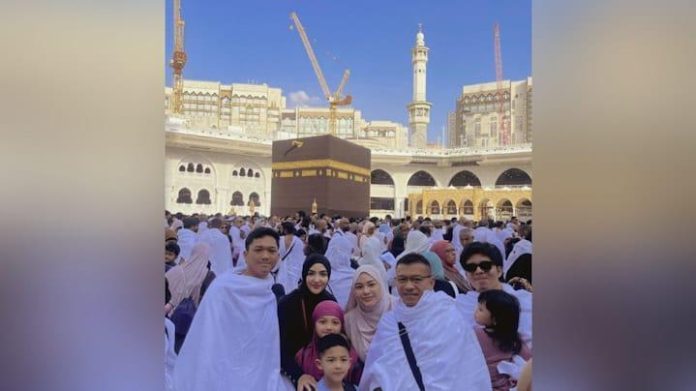 Bersyukur Bisa Mencium Hajar Aswad, Anang Hermansyah: Kado Terindah Ramadan
