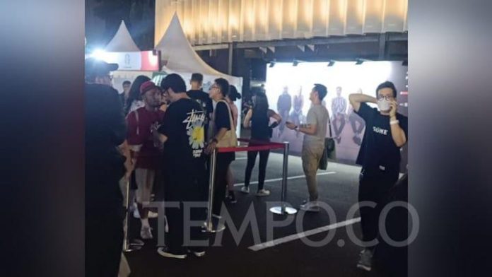 Incubus Gelar Konser Malam Ini, Fans Padati Tennis Indoor Senayan Sejak Sore