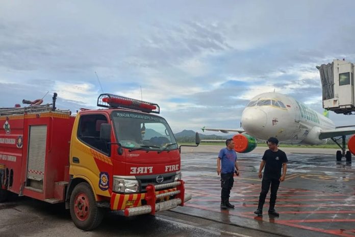 Landasan Bandara Sam Ratulangi Manado Dibersihkan