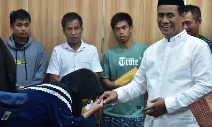 Mentan Amran Salurkan Bantuan untuk Korban Bencana di Sulsel