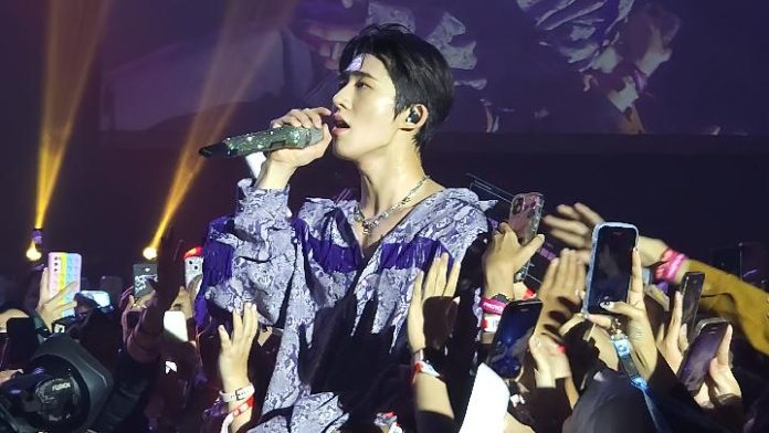 Fan Service B.I di Konser Jakarta Tak Main-main, Bikin Penggemar Histeris