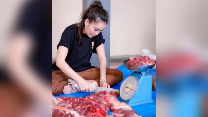 Transformasi Penampilan Ayu Ting Ting Ketika Ikut Jadi Panitia Kurban
