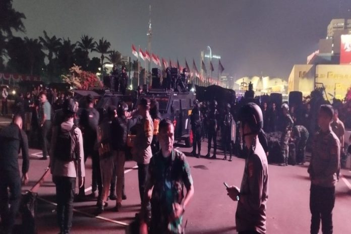 Demo Chaos! Polisi Tembakkan Gas Air Mata, Kendaraan Rantis Menyerang Massa