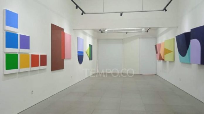 Komposisi Warna dan Bentuk Lukisan Sumastania Widyandari di Pameran Geometria Horizontis