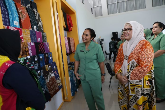 Marlin Dampingi Ketua Persit Kartika Chandara Kirana Kunjungi Gedung Dekranasda Kota Batam - insightkepri.com