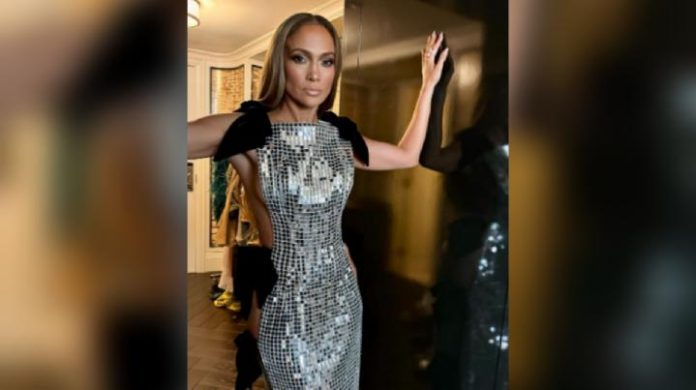Jennifer Lopez Akan Bintangi Film Komedi Romantis Office Romance