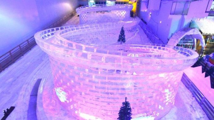 Glacier Luge seluncuran es sepanjang 120 meter di Snow City singapura