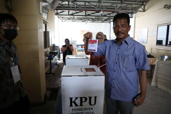 Kepala BP Batam Gunakan Hak Pilih di TPS 017 Rosedale - BP Batam