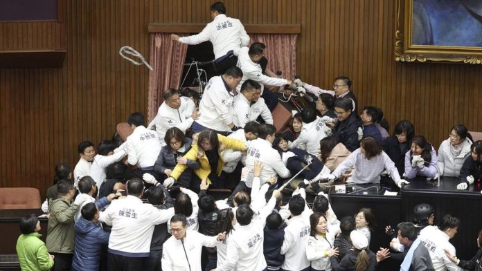 FOTO: Anggota DPR Taiwan Baku Hantam di Gedung Parlemen