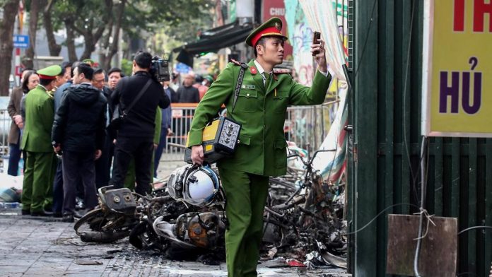 FOTO: Pria Bakar Bar Karaoke di Hanoi Vietnam, 11 Tewas