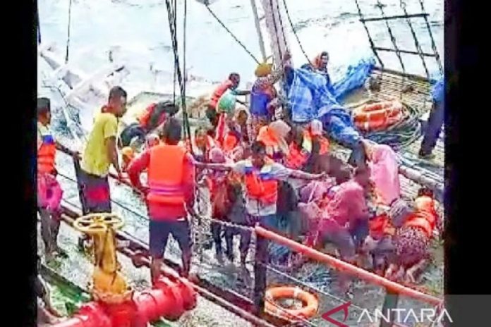 Kapal Tenggelam di Perairan Madura-Situbondo 49 Orang Selamat, 1 Dinyatakan Hilang