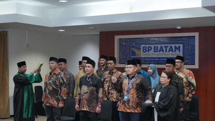 Wakil Kepala BP Batam Lantik Tiga Belas Pejabat Unit Usaha PLA - BP Batam