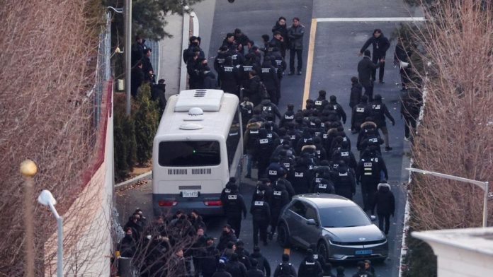 FOTO: Situasi Mencekam Penangkapan Presiden Korsel Yoon Suk Yeol