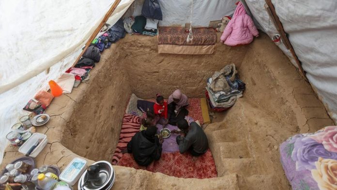 FOTO: Warga Gaza Gali Lubang di Bawah Tenda Kala Agresi Israel