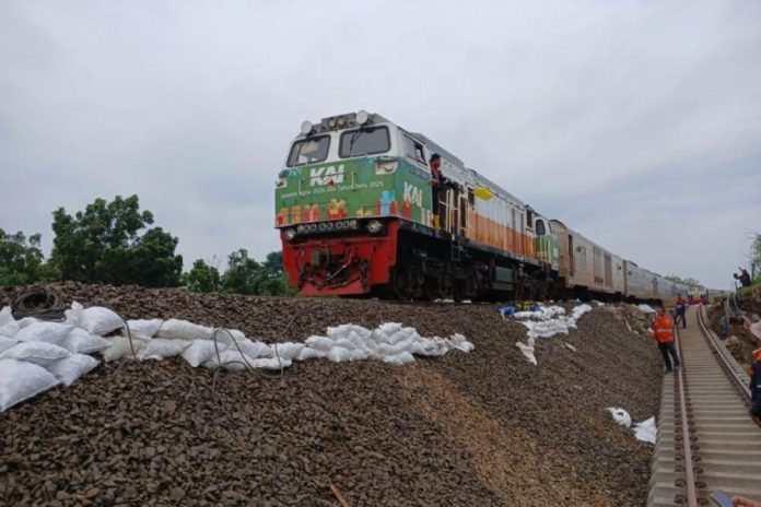 Rel Putus Akibat Banjir Grobogan Sudah Tersambung, KA Bisa Melintas