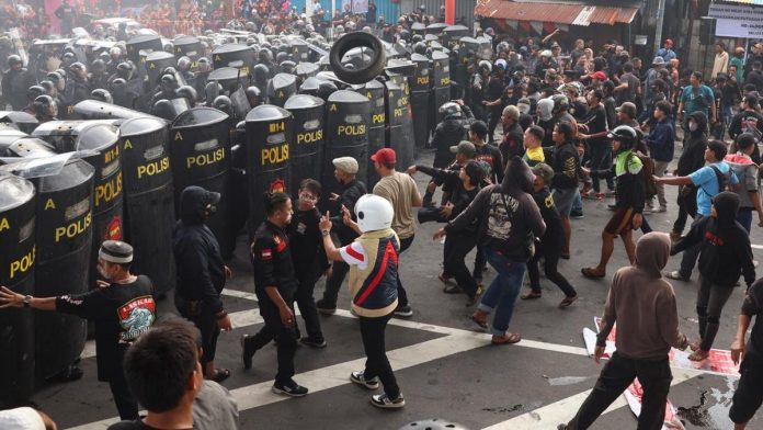 Bentrok Eksekusi Lahan di Makassar, Massa Lempari Polisi