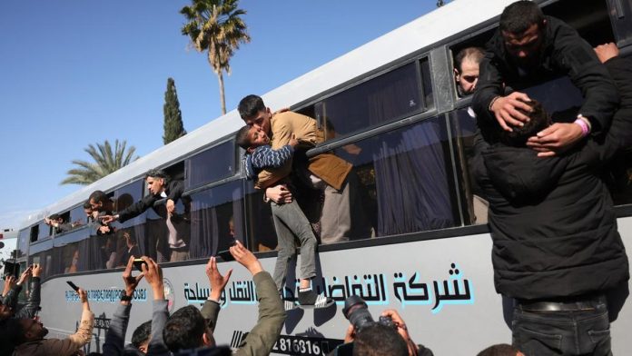 FOTO: Momen Kepulangan 369 Tahanan Palestina Usai Dibebaskan Israel