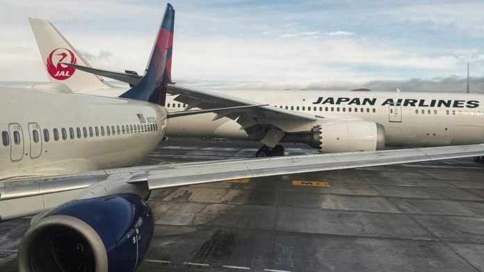 Insiden Pesawat Lagi di AS, Sayap Japan Airlines Tabrak Delta Air