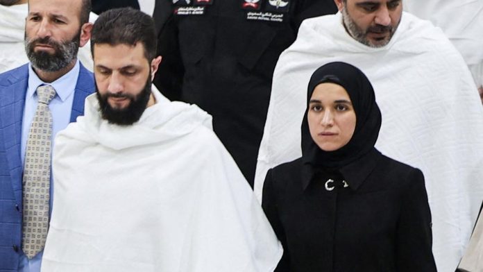 Umrah-Lawat Turki, Istri Presiden Baru Suriah Perdana Nongol ke Publik