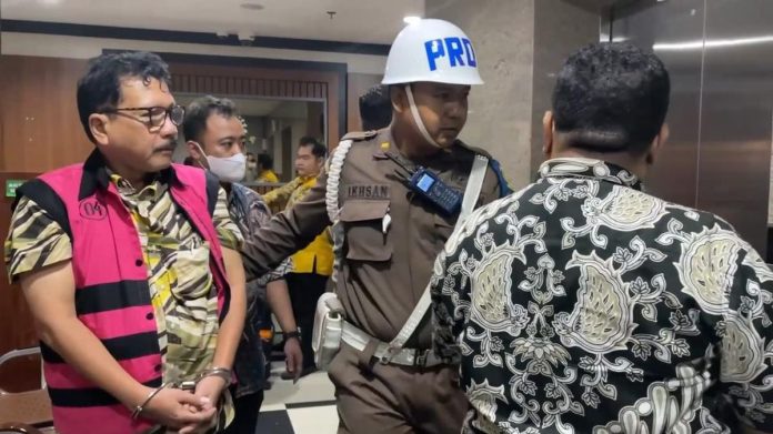 Zarof Ricar Juga Didakwa Terima Gratifikasi Rp915 M dan Emas 51 Kg