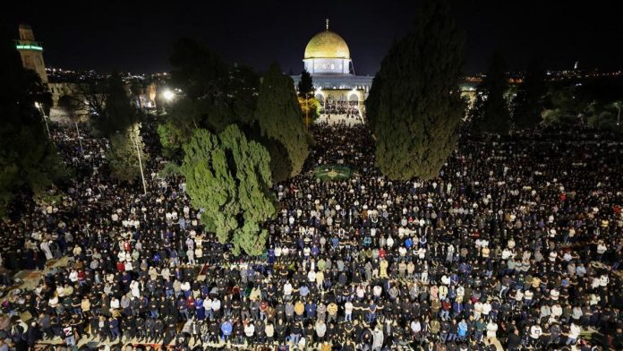 180 Ribu Jemaah Padati Masjid Al Aqsa Meski Dijaga Ketat Israel