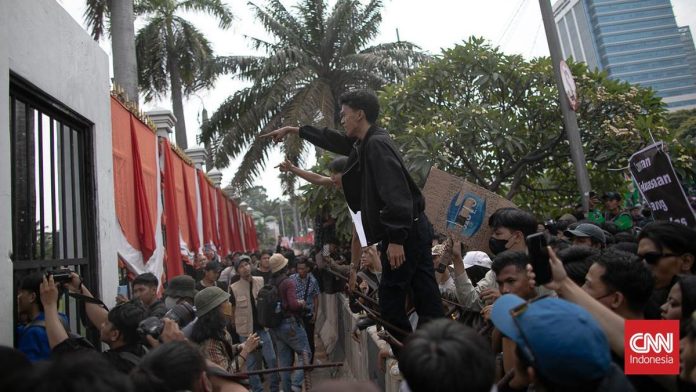 Jelang Pengesahan RUU TNI, Mahasiswa Gelar Demo di DPR