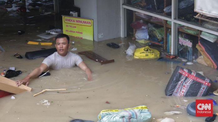 Pedagang Mega Mall Bekasi Mencari Sisa-sisa Cuan dalam Gelap