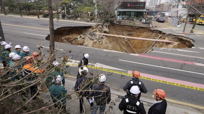 Pengendara Motor Tewas 'Ditelan' Sinkhole Selebar 20 Meter di Seoul