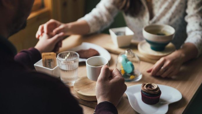 AS Disebut Larang Staf dan Keluarganya Kencan dengan Orang China