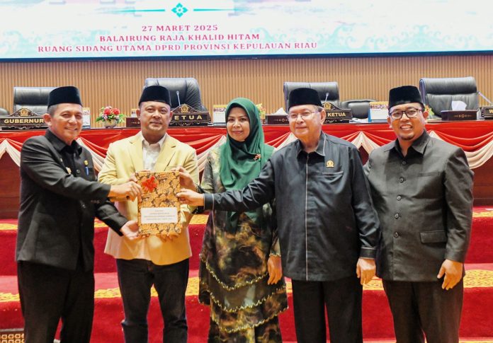 Gubernur Ansar Ahmad Sampaikan LKPJ 2024 dalam Rapat Paripurna DPRD Kepri - Mimbarkepri.co