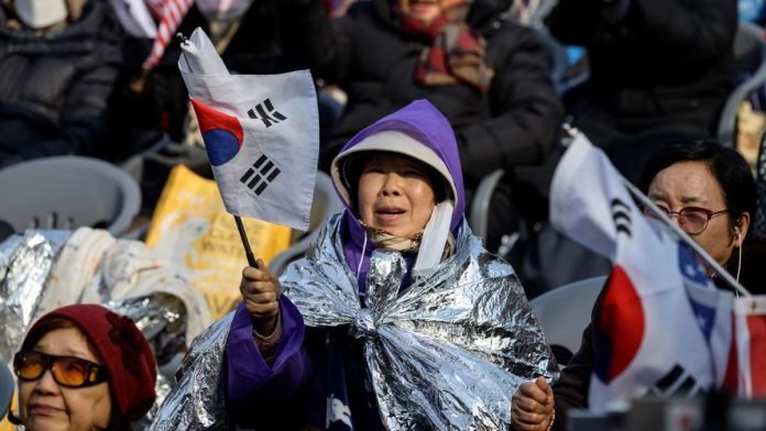 Pendukung Yoon Suk Yeol Serang Bus Polisi usai Putusan Pemakzulan