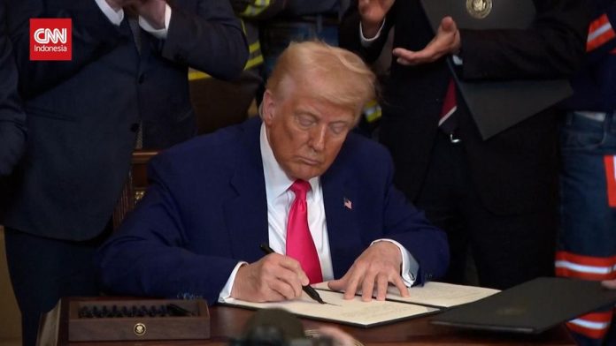 VIDEO: Trump Teken Aturan Agar Permudah Produksi Batu Bara AS