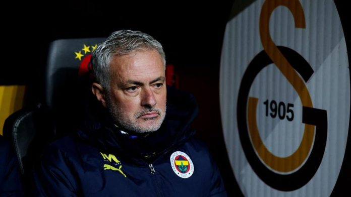 Viral Jose Mourinho Remas Hidung Pelatih Lawan usai Fenerbahce Kalah
